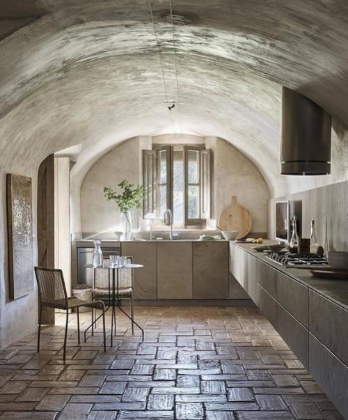 Далеко не каждый хотел бы жить в таком доме, но остановиться здесь на несколько ночей было бы интересно! 02