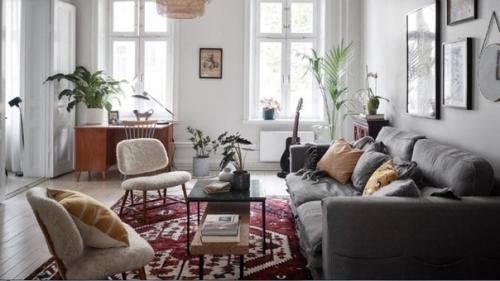 Скандинавский стиль. Оттенки белого и серого, текстура дерева, простая мебель и много свободного пространства - черты в модном скандинавском стиле. 03