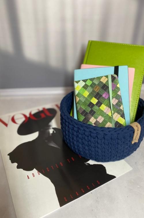 Уютная и стильная: круглая корзина из трикотажной пряжи с деревянным дном. 03