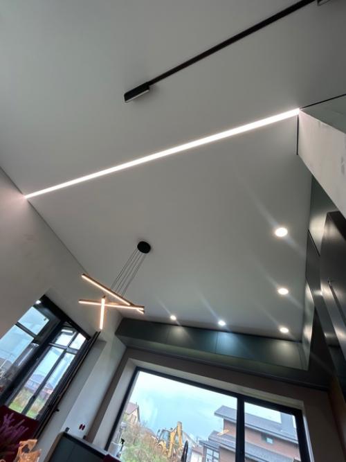 Мы занимаемся натяжными потолками на протяжении более 8 лет и продолжаем их натягивать в дома и квартиры. 03