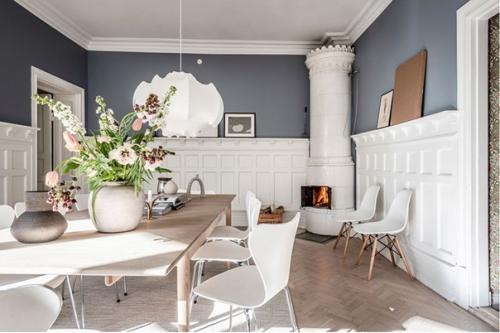 Расписанная печь и обои с цветочками в прихожей: нежный интерьер в Гётеборге. 06