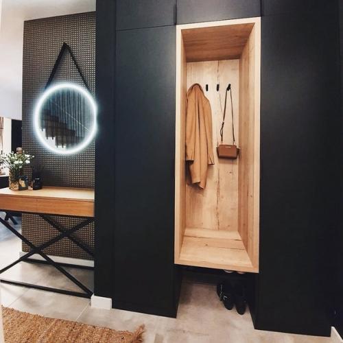 Оцените интерьер.  Обилие деревянных поверхностей и трендовое сочетание белого с черным. 05