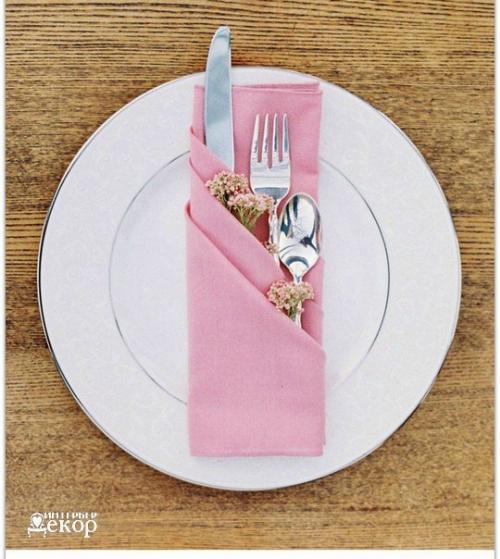 Салфетки, сложенные в виде трех кармашков, очень простой и красивый способ сервировки праздничного стола. 


