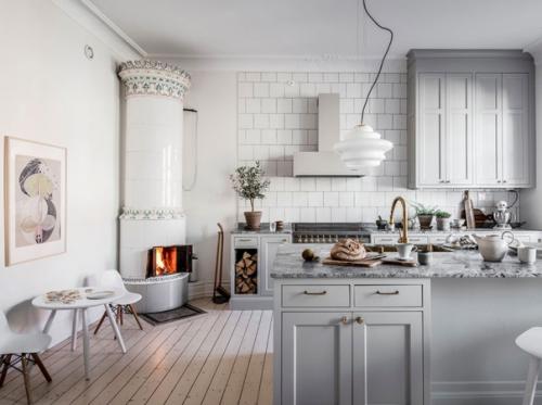 Расписанная печь и обои с цветочками в прихожей: нежный интерьер в Гётеборге. 01