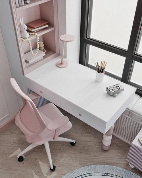 Детская комната для маленькой принцессы выполнена в красивых пастельных оттенках, создавая нежное и утонченное цветовое сочетание. 04