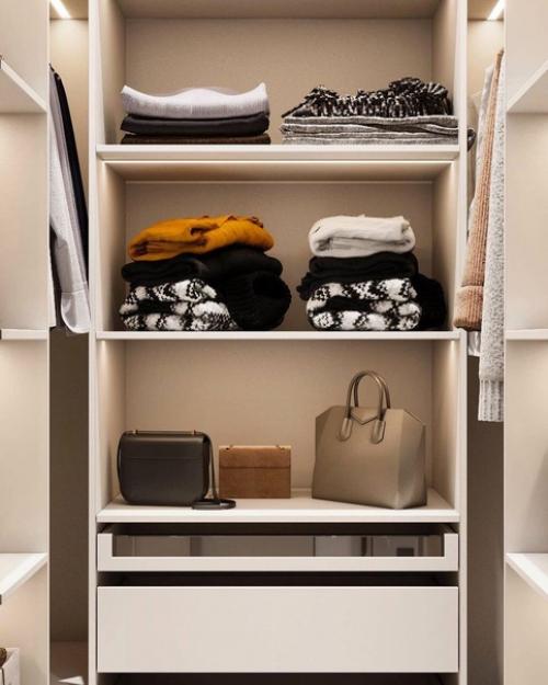 Лаконичный интерьер спальни с преобладанием различных оттенков коричневого. 07