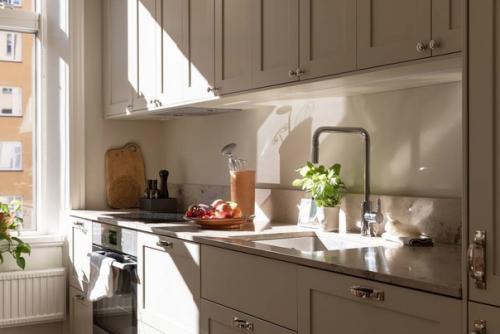 Небольшая двухкомнатная квартира в старом здании в Стокгольме. 03