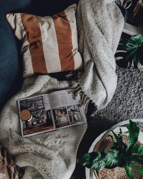 Детали небольшой, но очень уютной квартиры, в которой любят тёплый текстиль, зелёные растения и мебель икеа. 06