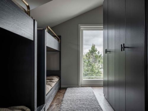 Довольно непривычно - готичный дизайн интерьера виллы в Швеции. 09