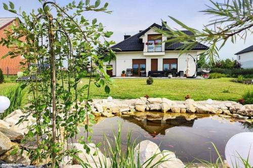 Красивый современный проект дома с характером небольшой резиденции. 03