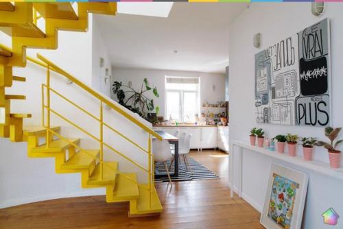 Двухэтажная квартира с жёлтой лестницей и садом на балконе ч. 1. 06 Двухэтажная квартира с жёлтой лестницей и садом на балконе ч. 1. 06
