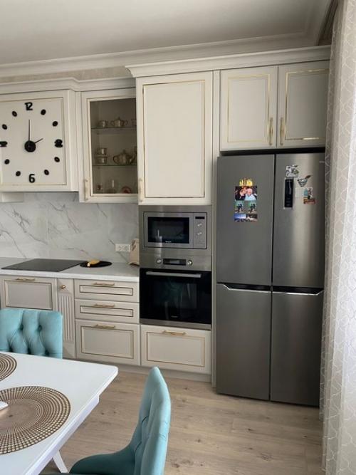 Просторный, элегантный интерьер кухни - столовой в классическом стиле. 01