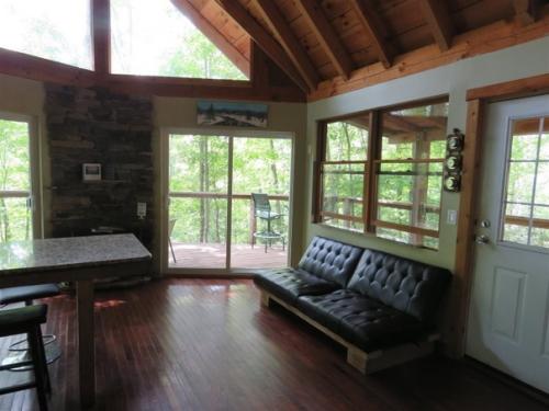 Moss Rock предлагает лучшее сочетание современных удобств c природными красотами горной хижины. 05