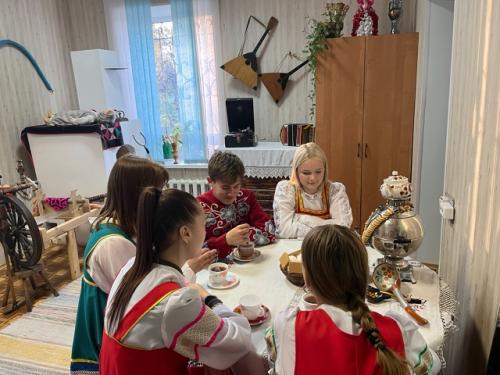 В новобачатском доме культуры прошла экскурсия по музейной комнате Уголок Старинного Быта, организованная в рамках программы пушкинская карта. 05