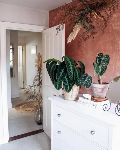 Детали небольшой, но очень уютной квартиры, в которой любят тёплый текстиль, зелёные растения и мебель икеа. 02