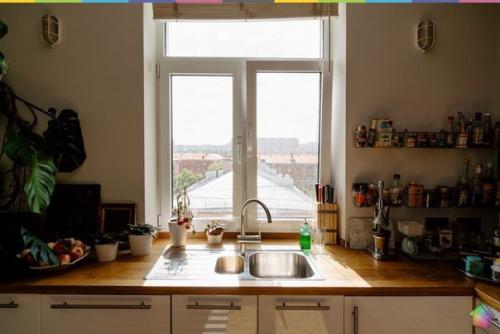 Двухэтажная квартира с жёлтой лестницей и садом на балконе ч. 1. 01 Двухэтажная квартира с жёлтой лестницей и садом на балконе ч. 1. 01