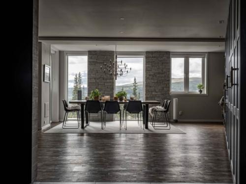 Довольно непривычно - готичный дизайн интерьера виллы в Швеции. 05