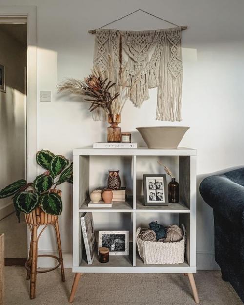 Детали небольшой, но очень уютной квартиры, в которой любят тёплый текстиль, зелёные растения и мебель икеа. 01