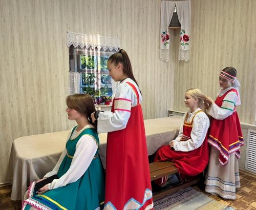 В новобачатском доме культуры прошла экскурсия по музейной комнате Уголок Старинного Быта, организованная в рамках программы пушкинская карта. 01