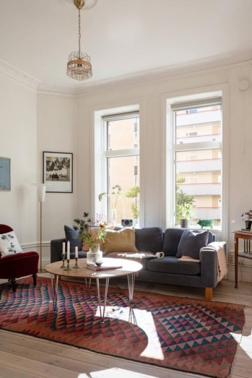 Небольшая двухкомнатная квартира в старом здании в Стокгольме. 01