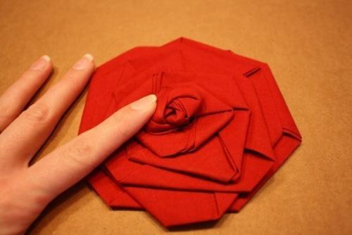 Стильная подушка из мешковины с розами? 05