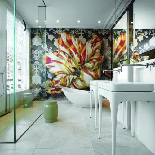 Восхитительный декор мозаикой ванной комнаты.