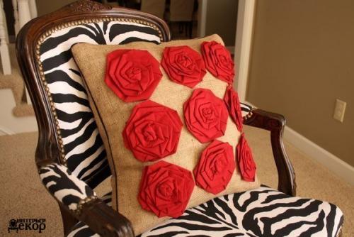 Стильная подушка из мешковины с розами? 

