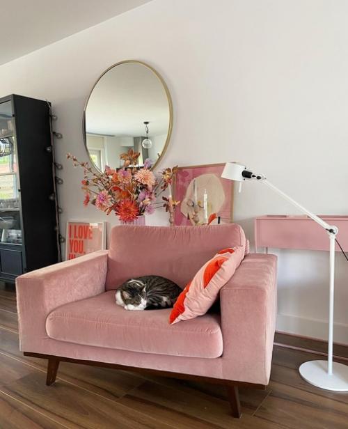 Хозяйка этого дома Джудит живет одна, ее сыновья выросли, и она, наконец, смогла создавать свой интерьер, не оглядываясь на других. 06