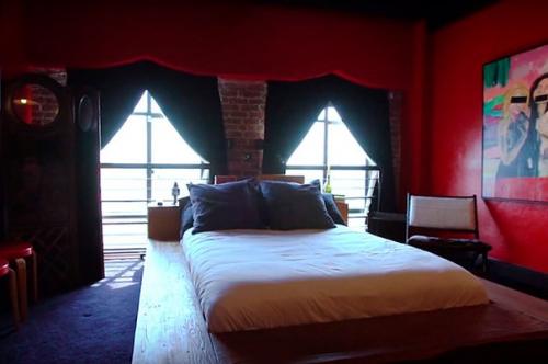 Джонни депп продает свой уникальный пентхаус в Лос-анджелесе за 12 миллионов долларов. 04