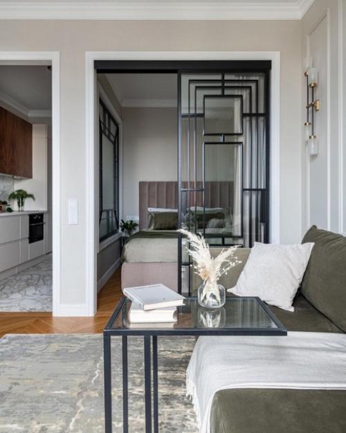 Мы привыкли думать, что в квартире с маленькими детьми не место строгому изысканному интерьеру. 01