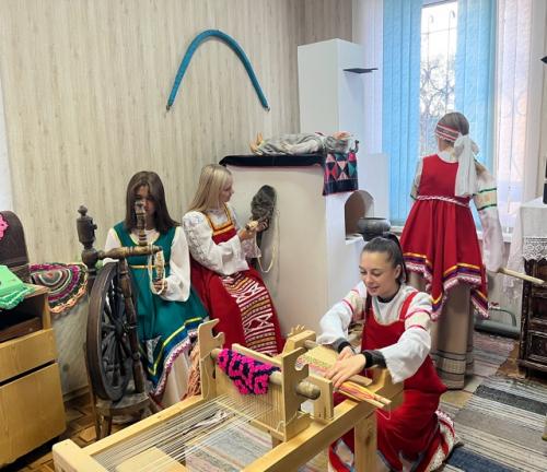 В новобачатском доме культуры прошла экскурсия по музейной комнате Уголок Старинного Быта, организованная в рамках программы пушкинская карта. 03