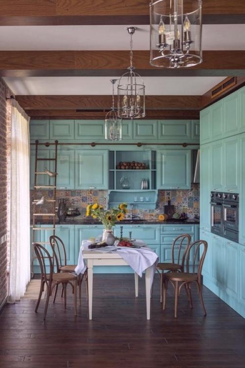 Яркая кухня может стать ярким акцентом в интерьере и придать дому живость и индивидуальность. 01