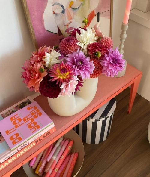 Хозяйка этого дома Джудит живет одна, ее сыновья выросли, и она, наконец, смогла создавать свой интерьер, не оглядываясь на других. 04