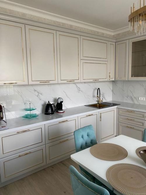 Просторный, элегантный интерьер кухни - столовой в классическом стиле. 03