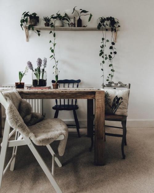 Детали небольшой, но очень уютной квартиры, в которой любят тёплый текстиль, зелёные растения и мебель икеа. 07