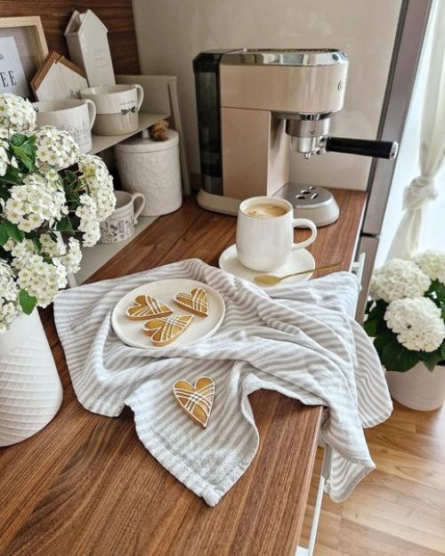 Приятная атмосфера в деталях интерьера этой уютной квартиры царит. 03