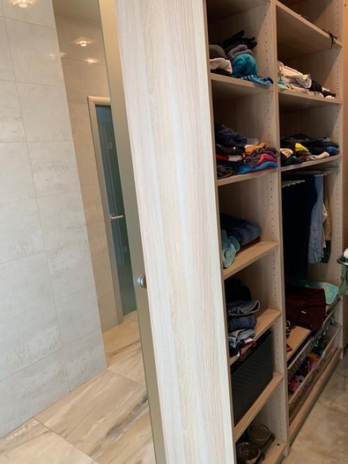 Как и обещал в продолжении своей кухни и ванной которые здесь уже публиковали, выкладываю свою прихожую с организованной гардеробной. 02