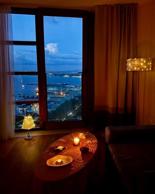 Гирлянды, свечи, салфетки, скатерть и тарелка в виде ракушки …. 04