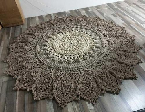 Вязаные крючком коврики отлично дополнят интерьер вашей квартиры или дома! 05