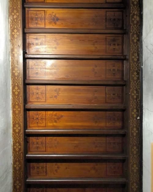 При ремонте квартиры обнажилась старая роспись стен. 02