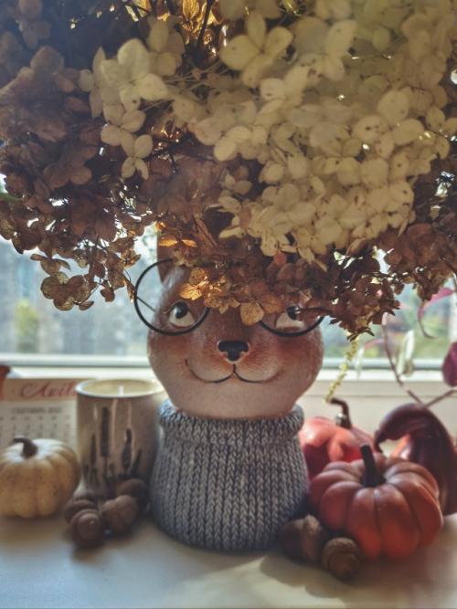 В вопросах домашнего декора я, кажется, где-то на другом конце вселенной от минималистов. 03