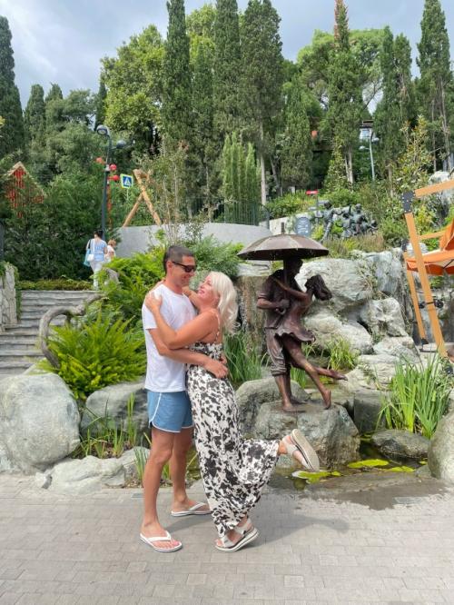 Воронцовскийдворец - архитектурный комплекс в Алупке (Крым), расположенный у подножия горы Ай-петри.