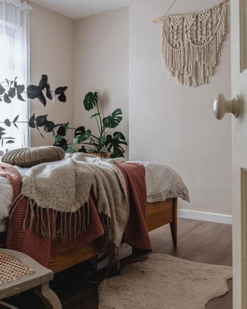 Детали небольшой, но очень уютной квартиры, в которой любят тёплый текстиль, зелёные растения и мебель икеа. 05