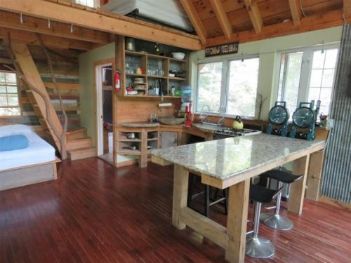 Moss Rock предлагает лучшее сочетание современных удобств c природными красотами горной хижины. 03