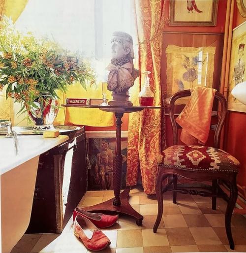 Лечение сердечной аритмии прошло в парижском госпитале удачно я я вновь у себя дома в парижской квартире. 02