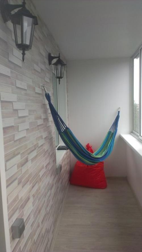 Недавно решили перевести балкон из хозяйственного придатка квартиры в зону отдыха. 01