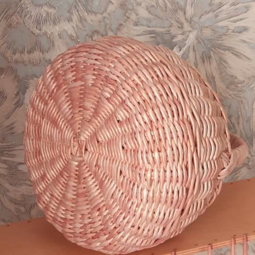 Корзина.  Размеры: диаметр по донышку 20 см., по верху 18 см., высота 12 см., с ручкой 23 см. 02