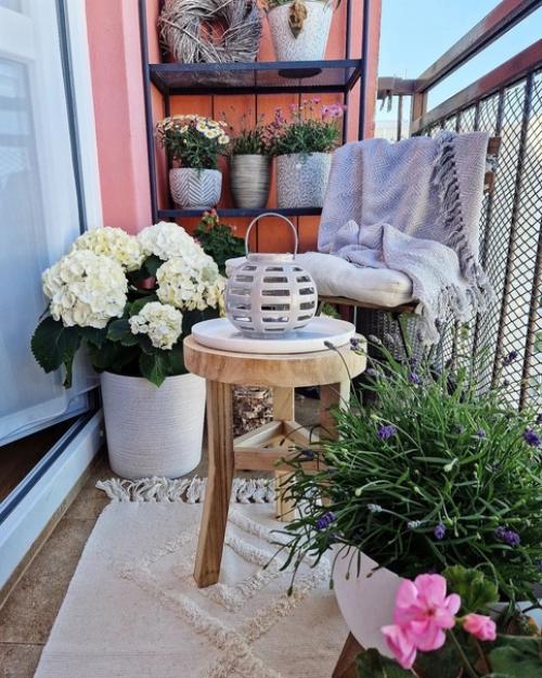 Приятная атмосфера в деталях интерьера этой уютной квартиры царит. 04