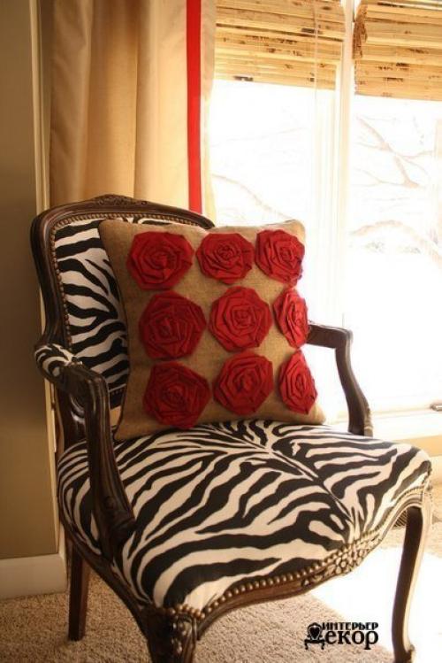 Стильная подушка из мешковины с розами? 08