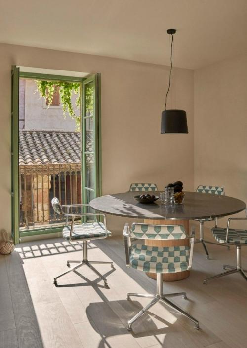 На юге Франции средневековый дом XIV века получил новую жизнь и превратился в современный гостевой дом. 03